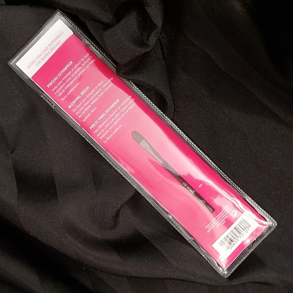 🎉 FREE WITH PURCHASE🎉 Brush-Lise Watier Blending Brush - Picture 2 of 3